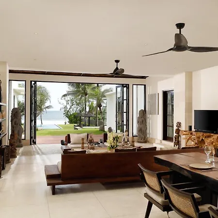 Black Beach Villa - Absolute Beachfront Escape
